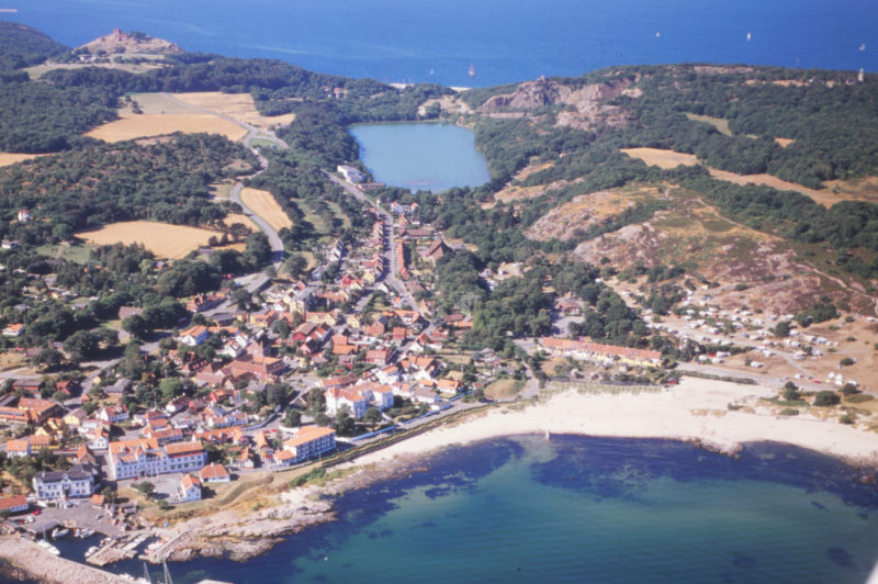 Luftfoto af Sandvig med strand