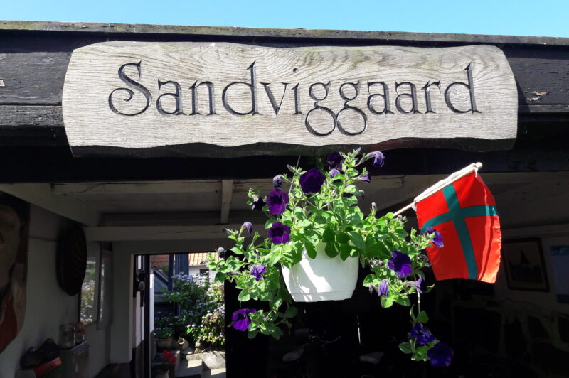 Skilt md navnet Sandviggaard