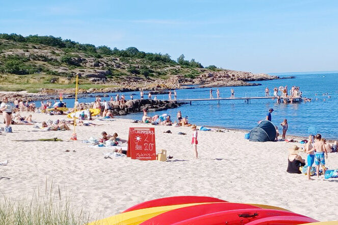 Sandvig strand med badebro