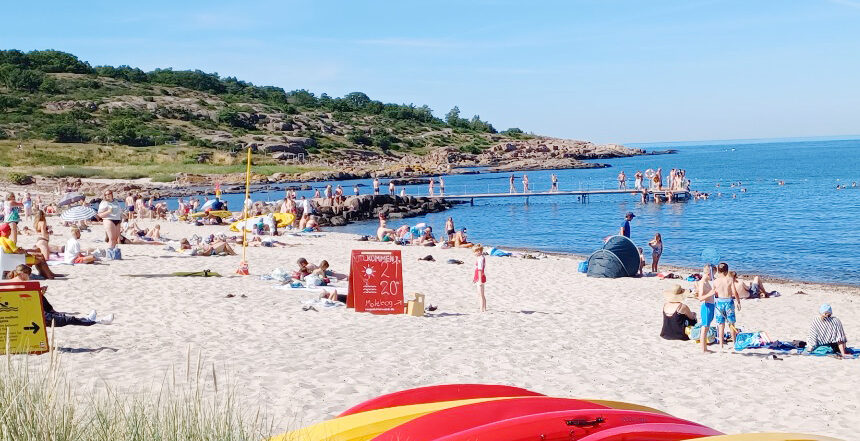 Sandvig strand med badebro